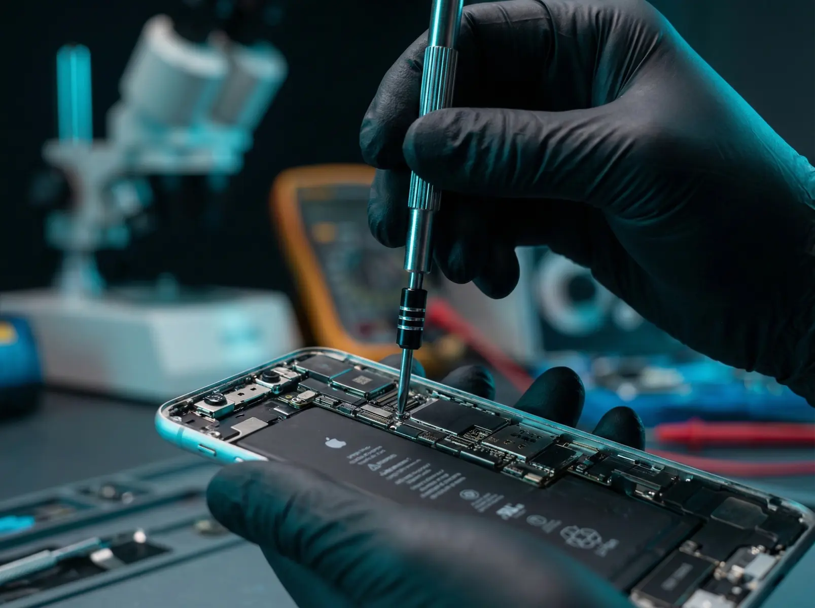 Сложный ремонт iPhone: пайка и замена компонентов